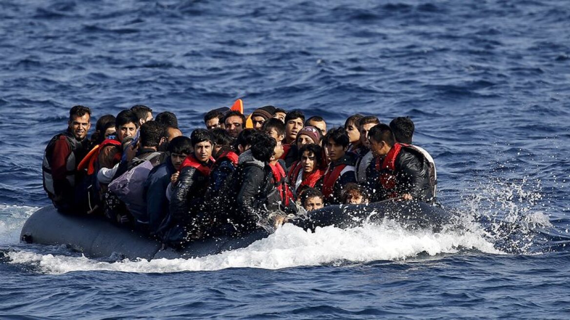Boat carrying 200 refugees in danger