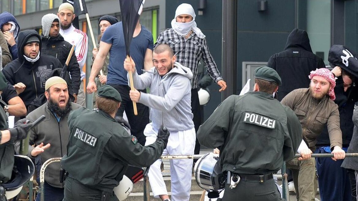 Οι μισοί Γερμανοί αισθάνονται ξένοι στη χώρα τους λόγω «πολλών μουσουλμάνων»