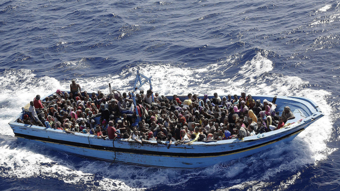 Ολλανδικό πλοίο διέσωσε 200 μετανάστες από μισοβυθισμένη βάρκα στη Μεσόγειο