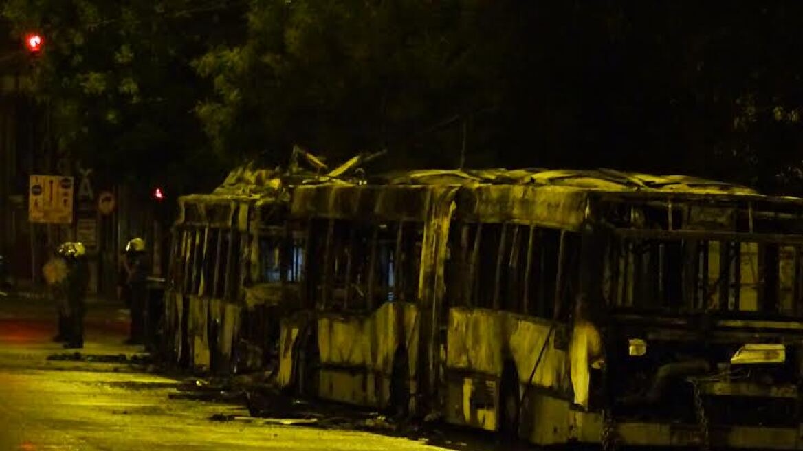 Αντιεξουσιαστές πυρπόλησαν λεωφορείο και τρόλεϊ στην Πατησίων