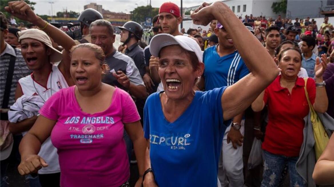 Χάος δίχως τέλος στη Βενεζουέλα: Ενας ακόμη νεκρός, 400 συλλήψεις, ταραχές και λεηλασίες