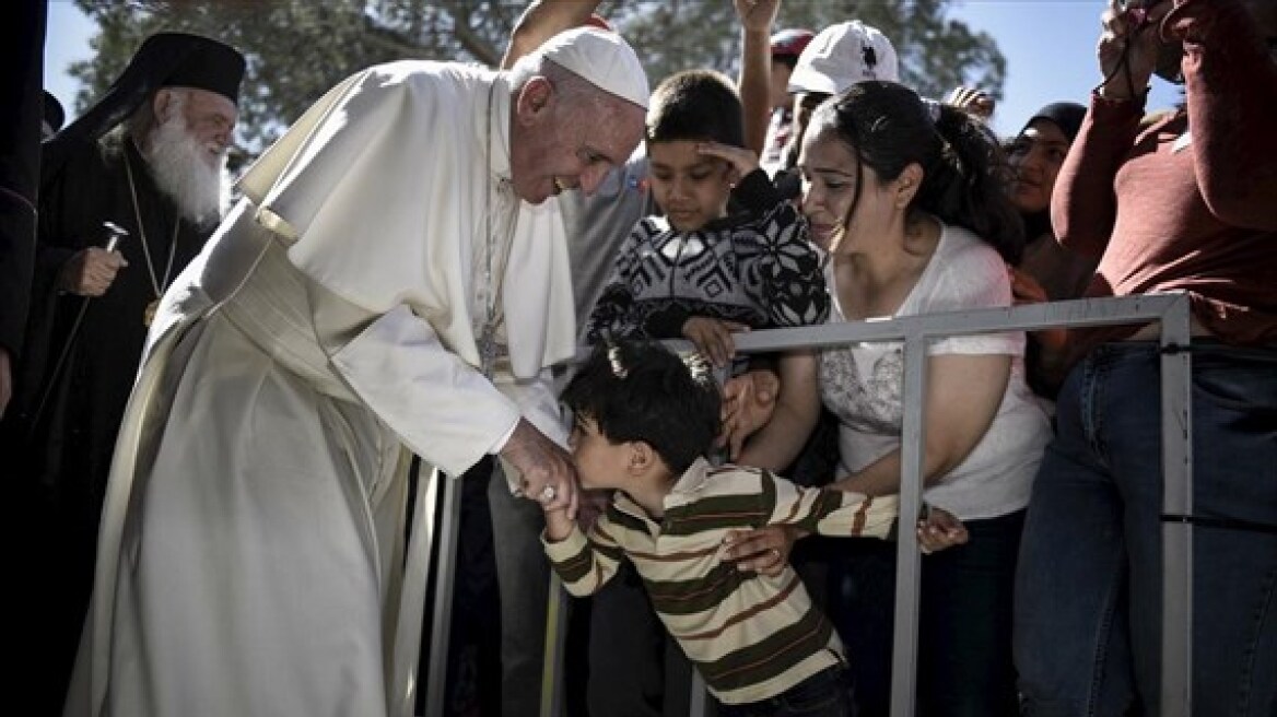 Στη Ρώμη ακόμη εννέα πρόσφυγες που είχε προσκαλέσει ο Πάπας Φραγκίσκος