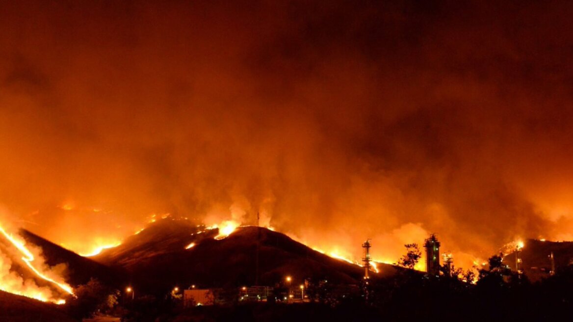 Τριπλασιάστηκε σε μέγεθος η πυρκαγιά στην Καλιφόρνια - Καίγονται σπίτια