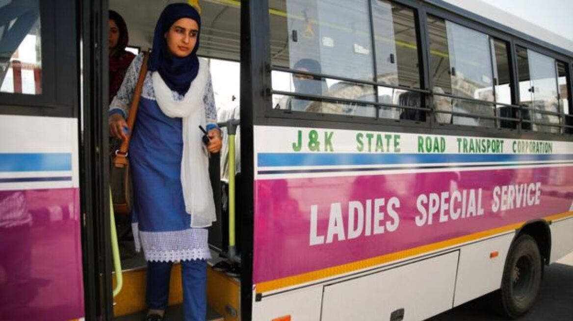 Κασμίρ: Γιατί οι γυναίκες προτιμούν τα λεωφορεία «ladies special»;