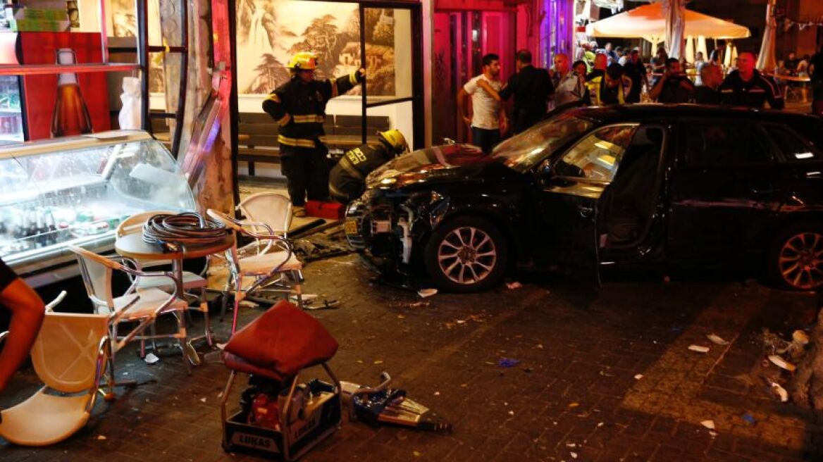 Μακελειό στο Ισραήλ: Αυτοκίνητο «καρφώθηκε» σε εστιατόριο - Τρεις νεκροί