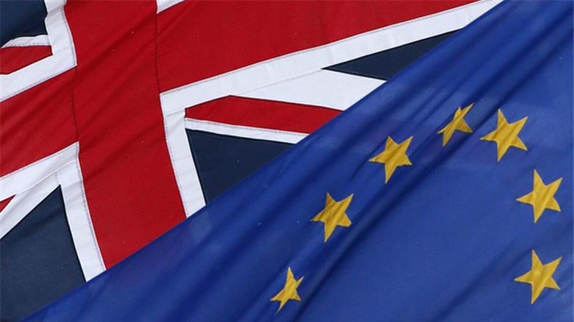 Ανοίγει η ψαλίδα υπέρ της παραμονής της Βρετανίας στην ΕΕ