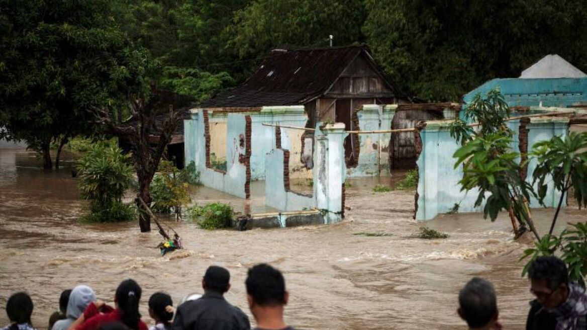 Ινδονησία: Φονικές πλημμύρες και κατολισθήσεις 