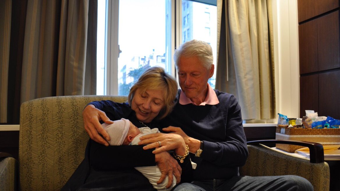Φωτογραφίες: Η γιαγιά Χίλαρι και ο παππούς Μπιλ με τον μιας ημέρας εγγονό τους