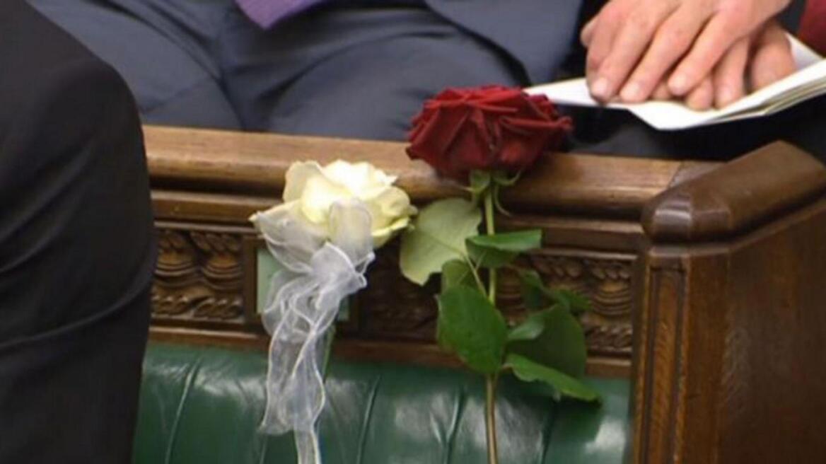 Δύο τριαντάφυλλα στη θέση της Τζο Κοξ στη Βουλή των Κοινοτήτων