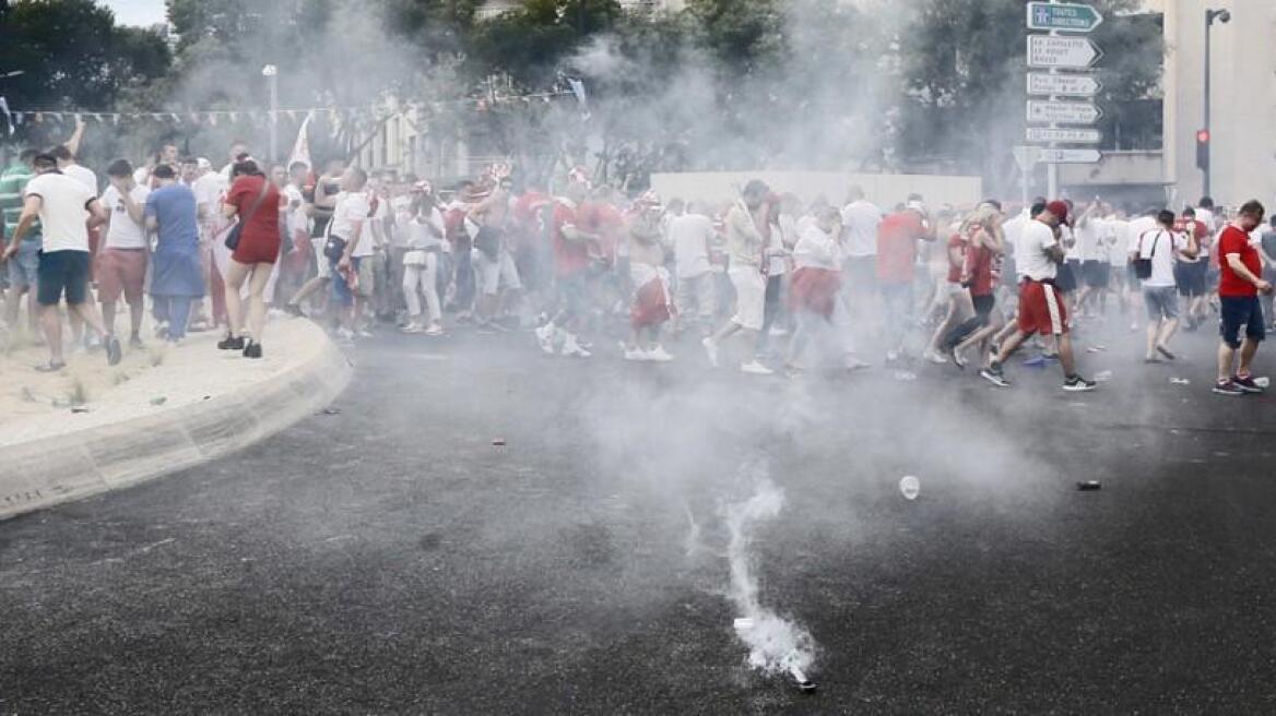 Βίντεο: Συγκρούσεις και δακρυγόνα μεταξύ Πολωνών και αστυνομίας στη Μασαλία