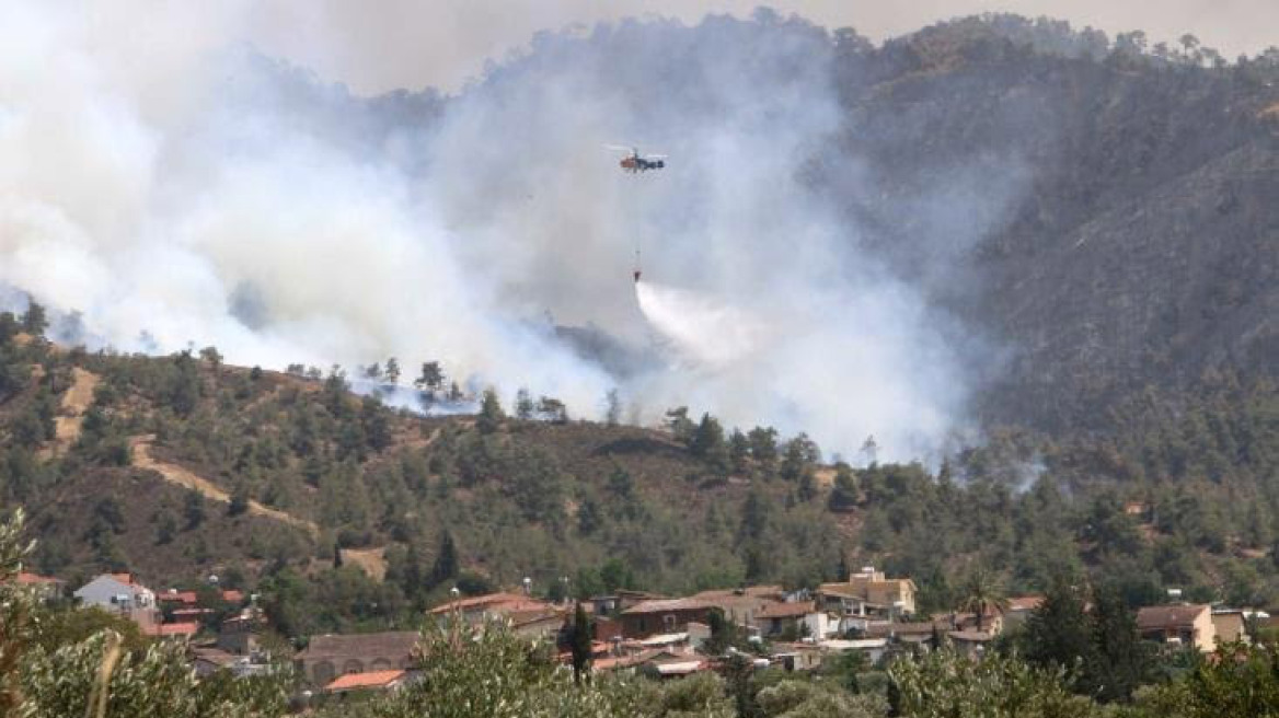 Εκτός ελέγχου ξανά η φωτιά στην Κύπρο - Εκκενώνονται χωριά