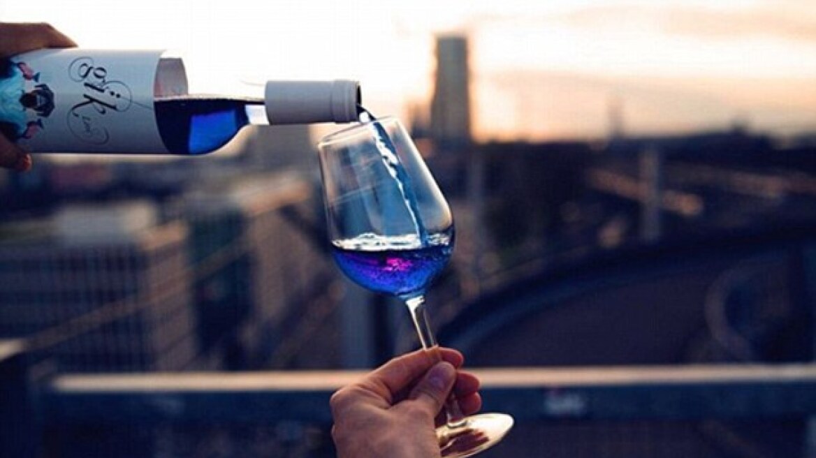 Στην Ισπανία πλέον μπορούν να πίνουν... μπλε κρασί