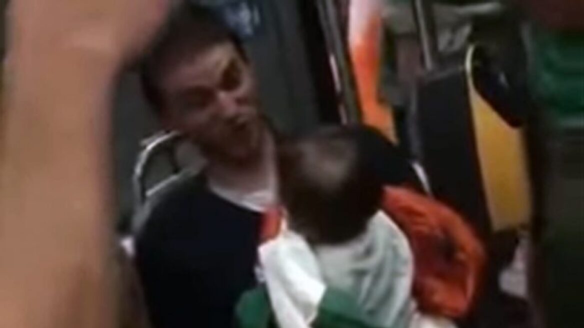 Εκπληκτικό βίντεο: Ιρλανδοί οπαδοί νανουρίζουν μωρό μέσα σε τρένο επειδή... τρόμαξε!