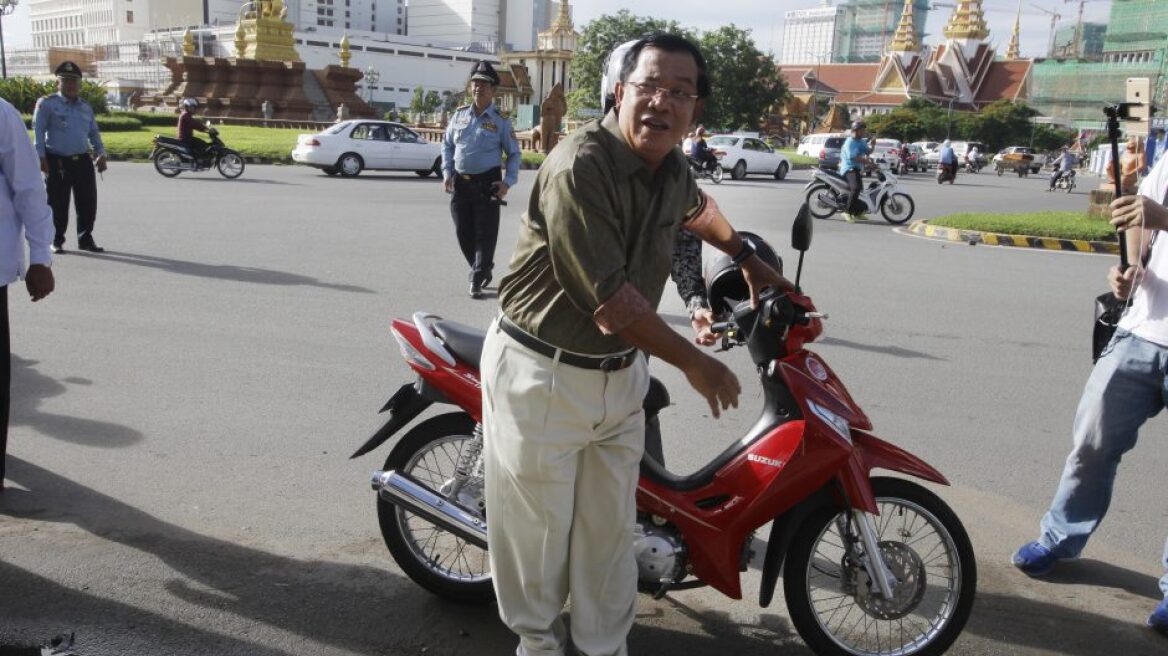 Ο πρωθυπουργός της Καμπότζης πλήρωσε πρόστιμο επειδή δεν φορούσε κράνος