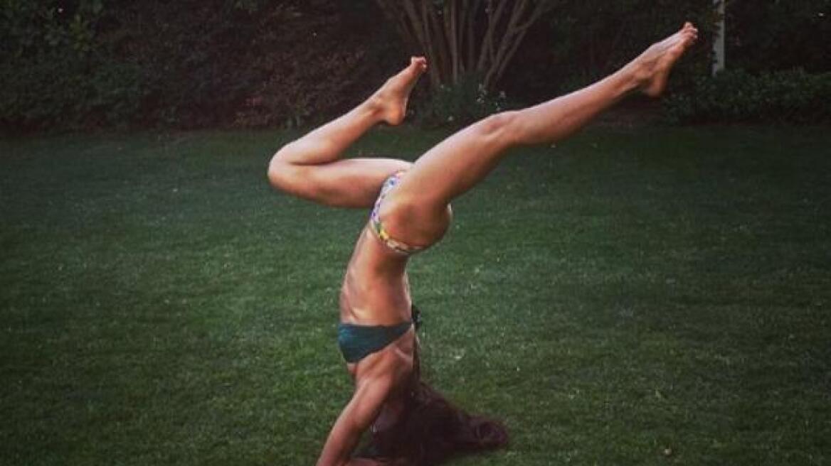 Ειρήνη Παπαδοπούλου: Yoga με μπικίνι στον κήπο της 