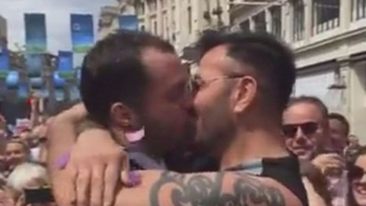 Gay Pride στο Λονδίνο: Αστυνομικός έκανε πρόταση γάμου στον σύντροφό του