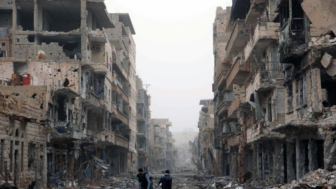 Συρία: Τουλάχιστον 82 οι νεκροί από βομβαρδισμούς στο Ντέιρ Εζ-Ζορ