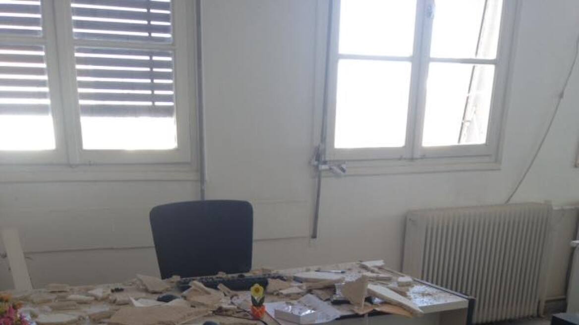 Φωτογραφίες: Έπεσε το ταβάνι σε γραφείο του υπουργείου Ανάπτυξης