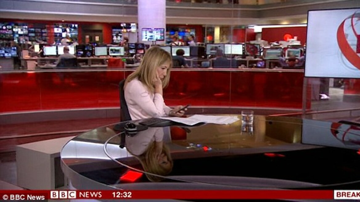 Βίντεο: Η κάμερα «τσάκωσε» την παρουσιάστρια του BBC ενώ έστελνε μήνυμα στο κινητό