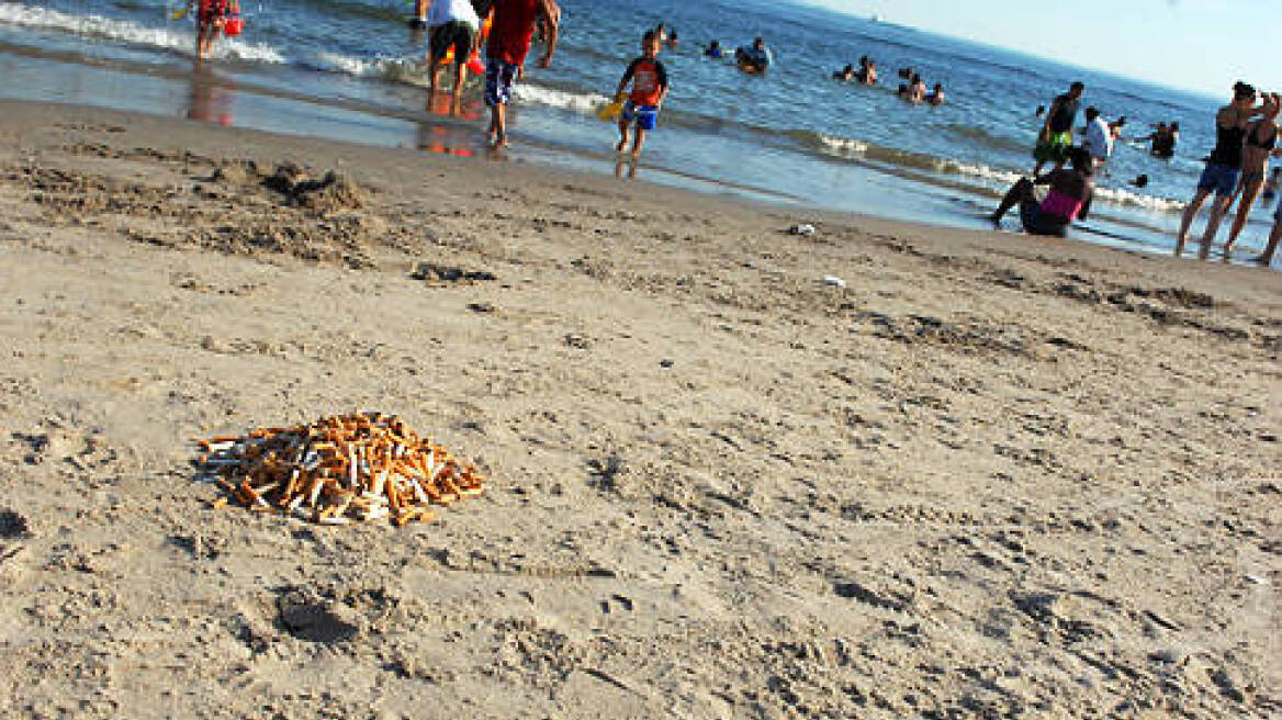 Απέραντο «τασάκι» οι παραλίες: Κάθε χρόνο πετάμε 2.650 τόνους αποτσίγαρα
