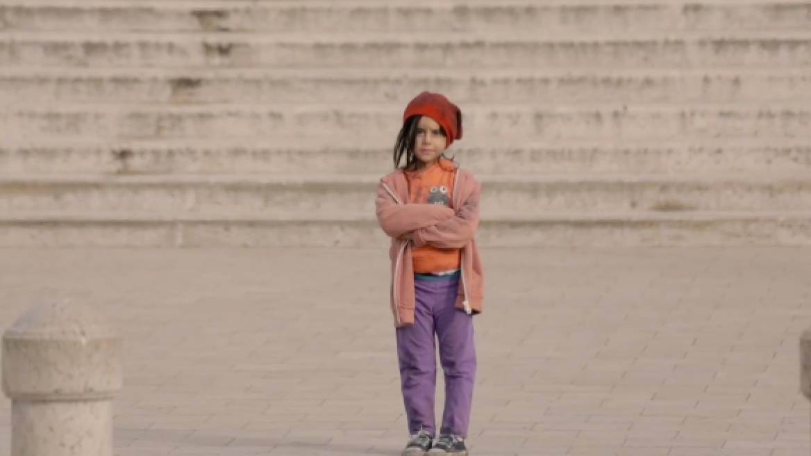 Βίντεο: Δείτε πώς αλλάζει η στάση των ανθρώπων απέναντι σε ένα παιδί ανάλογα με τα ρούχα του