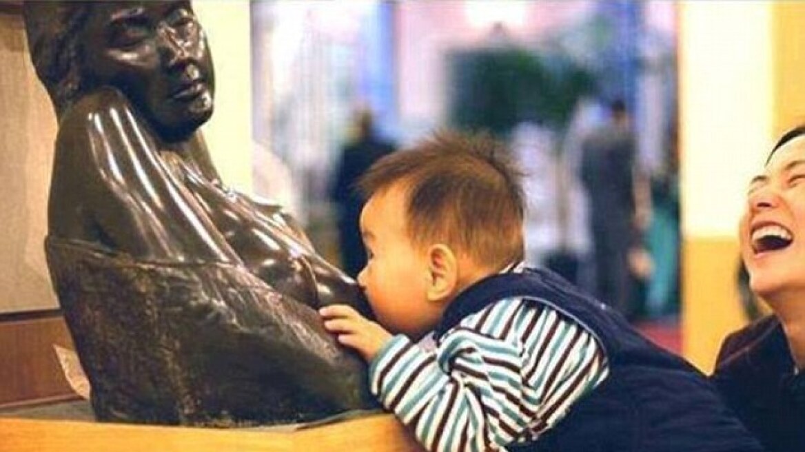 Τι συμβαίνει όταν ένα πεινασμένο μωρό περνάει ένα άγαλμα για... τη μαμά του;