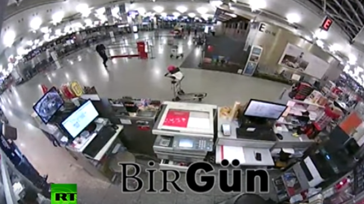 Βίντεο σοκ: Ο τρομοκράτης ψάχνει να βρει τα επόμενα θύματά του στο αεροδρόμιο Ατατούρκ