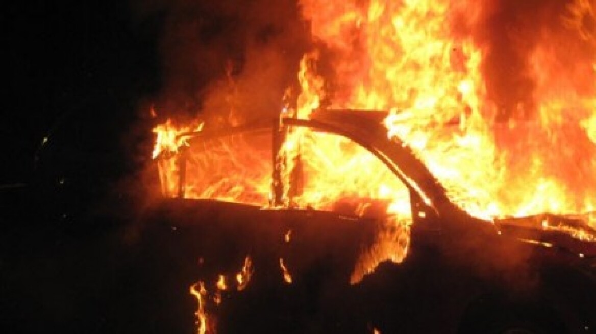 Ηράκλειο: Στις φλόγες αυτοκίνητο στο κέντρο της πόλης 
