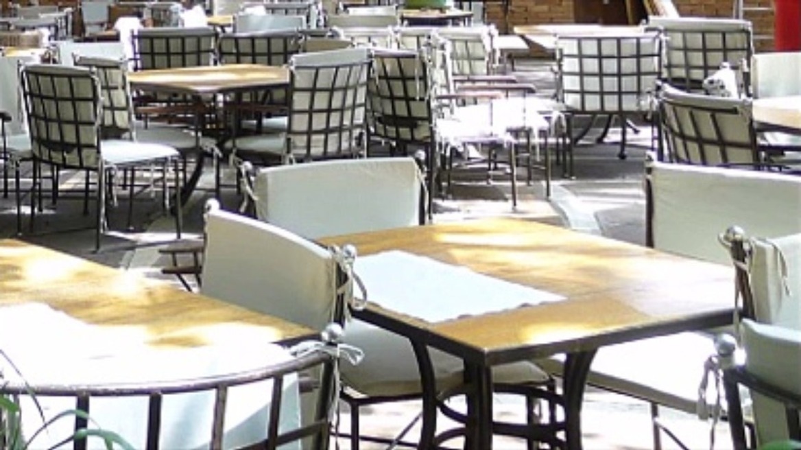 «Σήκωσαν» πολυθρόνες και τραπέζια από καφετέριες στην Κομοτηνή 