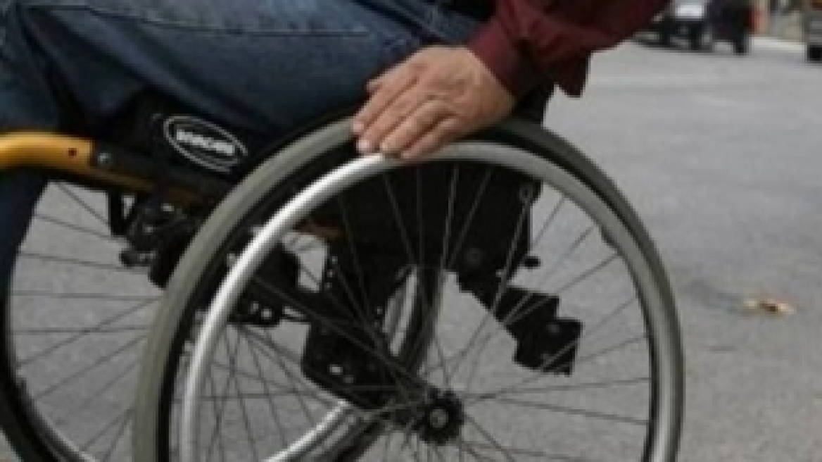 Τραγωδία με ανάπηρο στην Καλαμάτα: Έπεσε με το καροτσάκι στο λιμάνι 