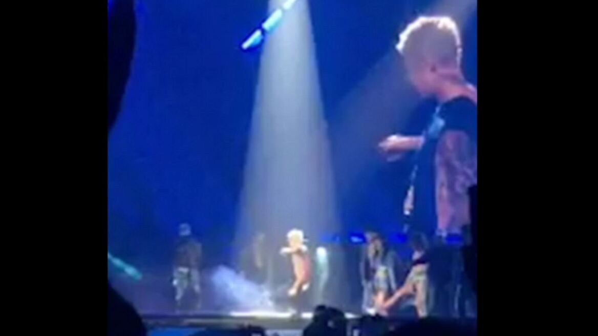 Βίντεο: Ο Justin Bieber τα κατάφερε ξανά και έπεσε σε τρύπα στη σκηνή