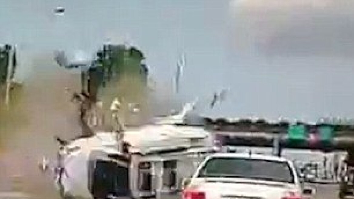 Βίντεο: Το αυτοκίνητο έκανε έξι τούμπες αλλά ο οδηγός γλίτωσε