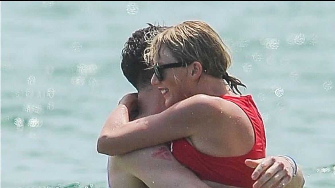 Tom Hiddleston: Με φανελάκι «Αγαπώ την Taylor Swift» στην παραλία