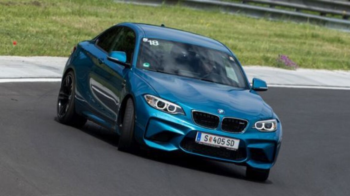Video: "Διπλώνουμε" BMW την M2...