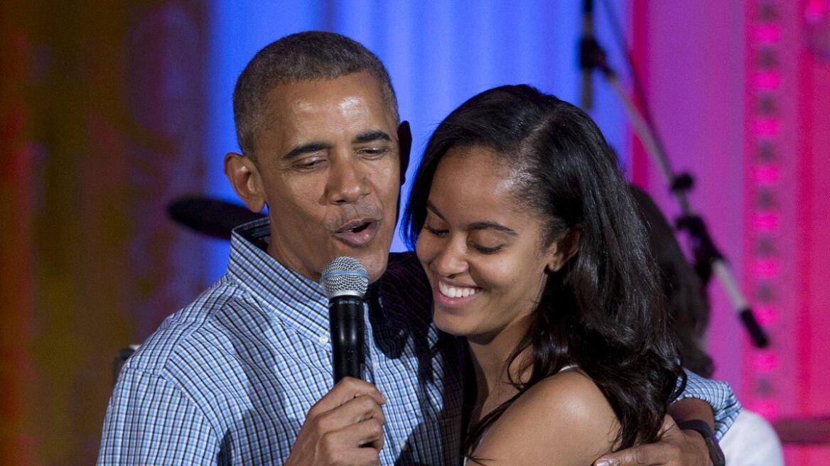 Βίντεο: Ο Μπαράκ Ομπάμα τραγουδά το «happy birhtday» στην κόρη του στο Λευκό Οίκο