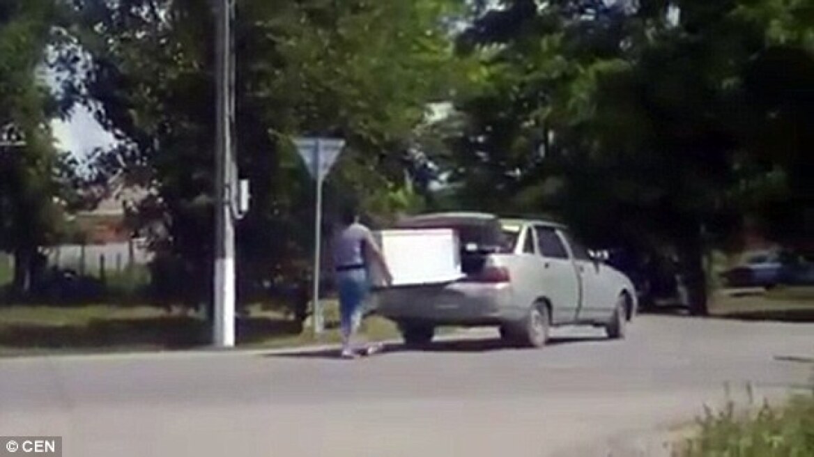 Βίντεο: Έβαλε τη γυναίκα του να μεταφέρει το ψυγείο που δεν χώραγε στο πορτμπαγκάζ