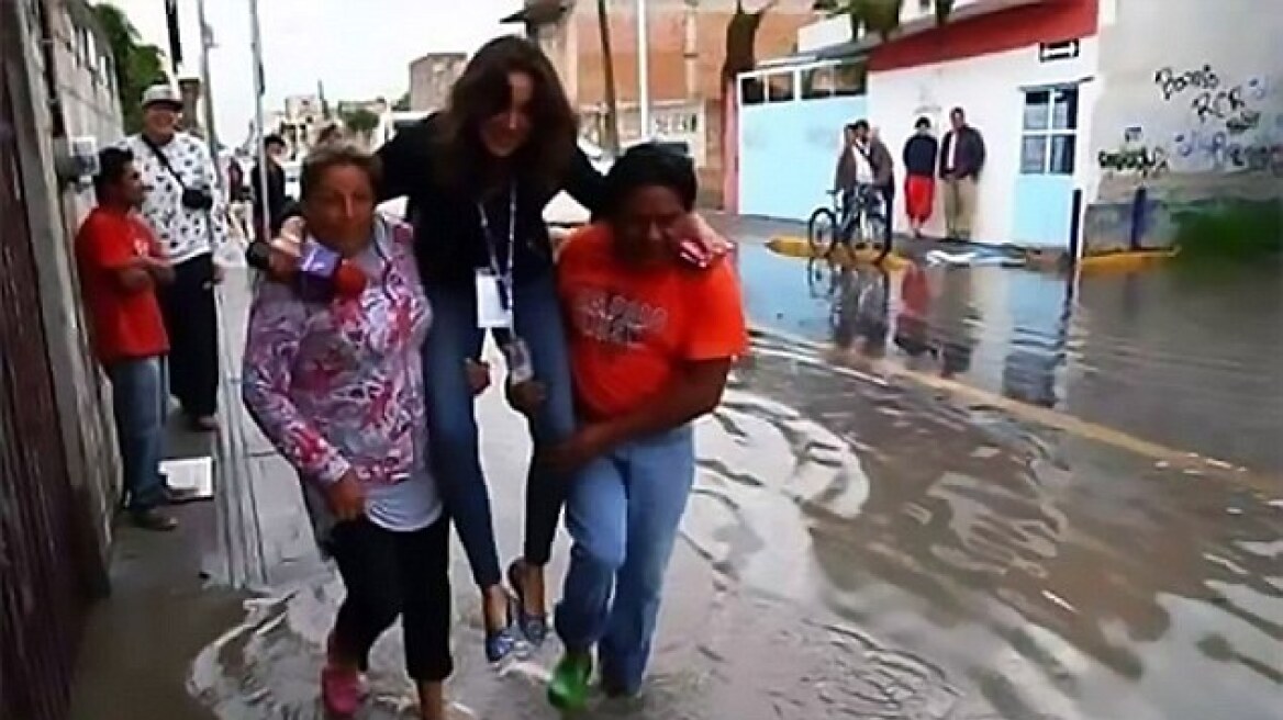Μεξικανή ρεπόρτερ-«Μαρία Αντουανέτα» έβαλε να την... κουβαλήσουν για να μην βραχεί!