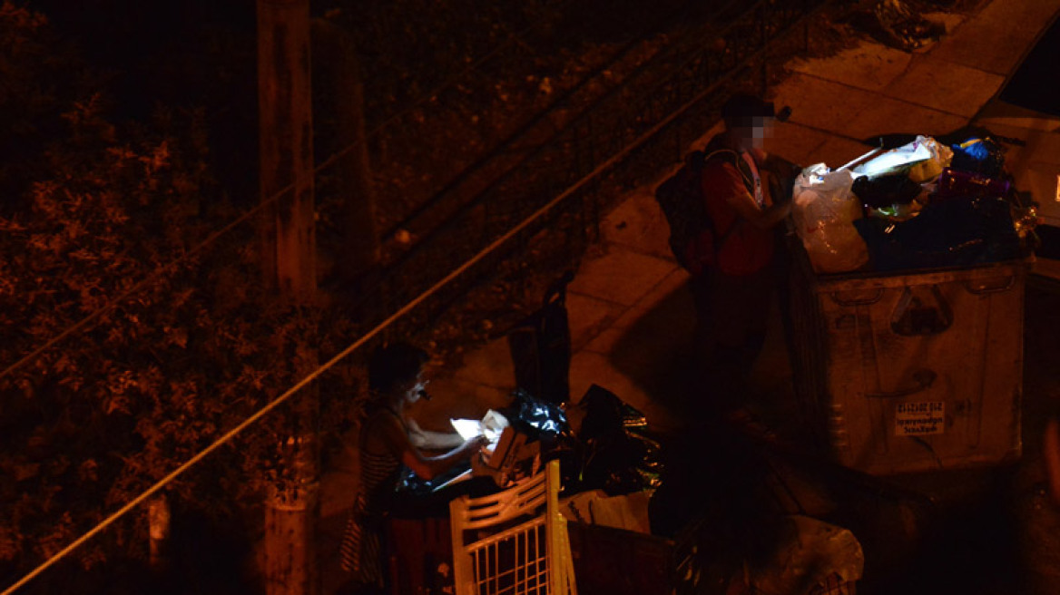 Φωτογραφίες: Εξαθλιωμένοι Έλληνες ψάχνουν φαγητό στα σκουπίδια...