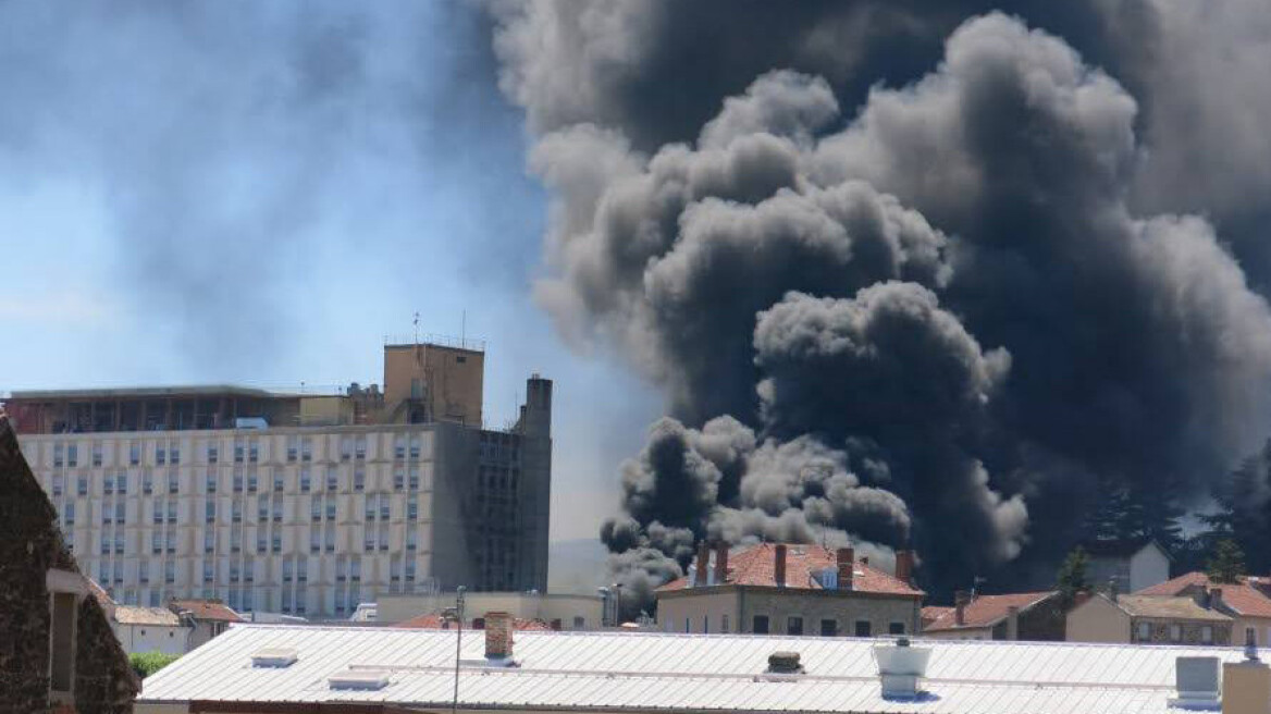 Εκρήξεις και φωτιά σε νοσοκομείο στη Γαλλία - Δείτε φωτογραφίες