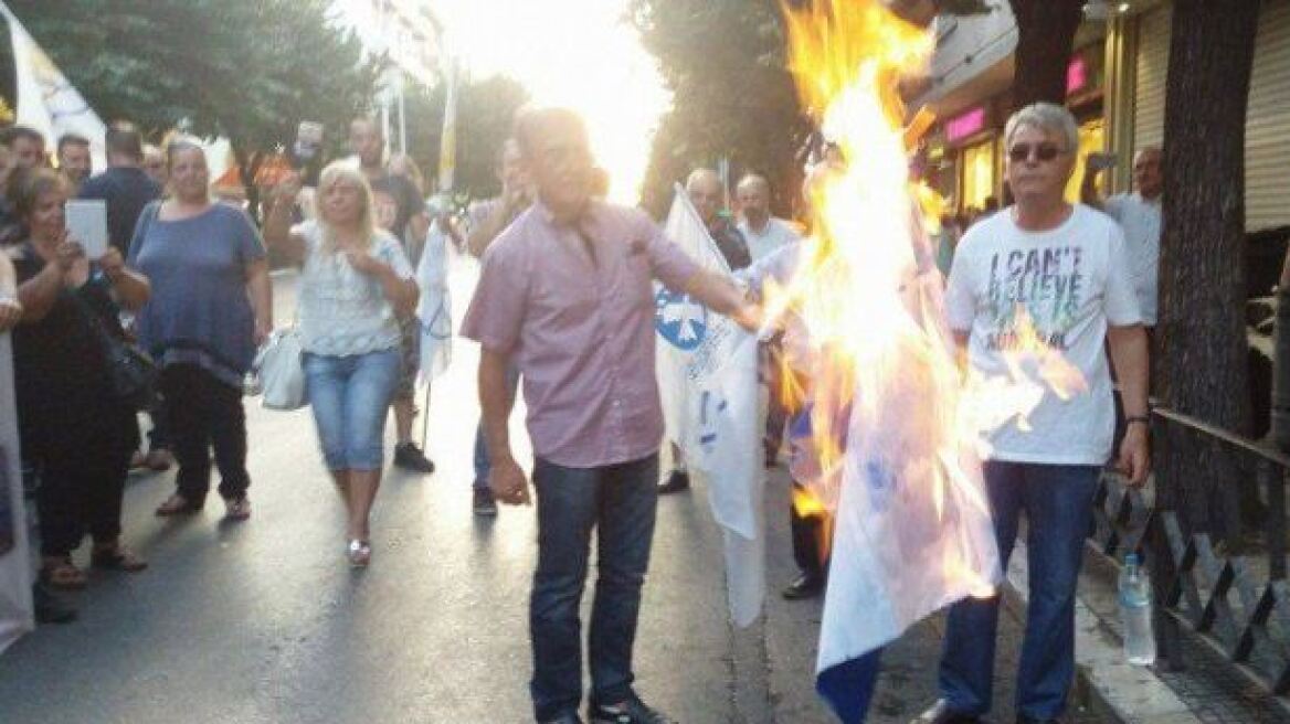 Αντινατοϊκή συγκέντρωση και στη Θεσσαλονίκη: Έκαψαν σημαίες του ΝΑΤΟ και των ΗΠΑ