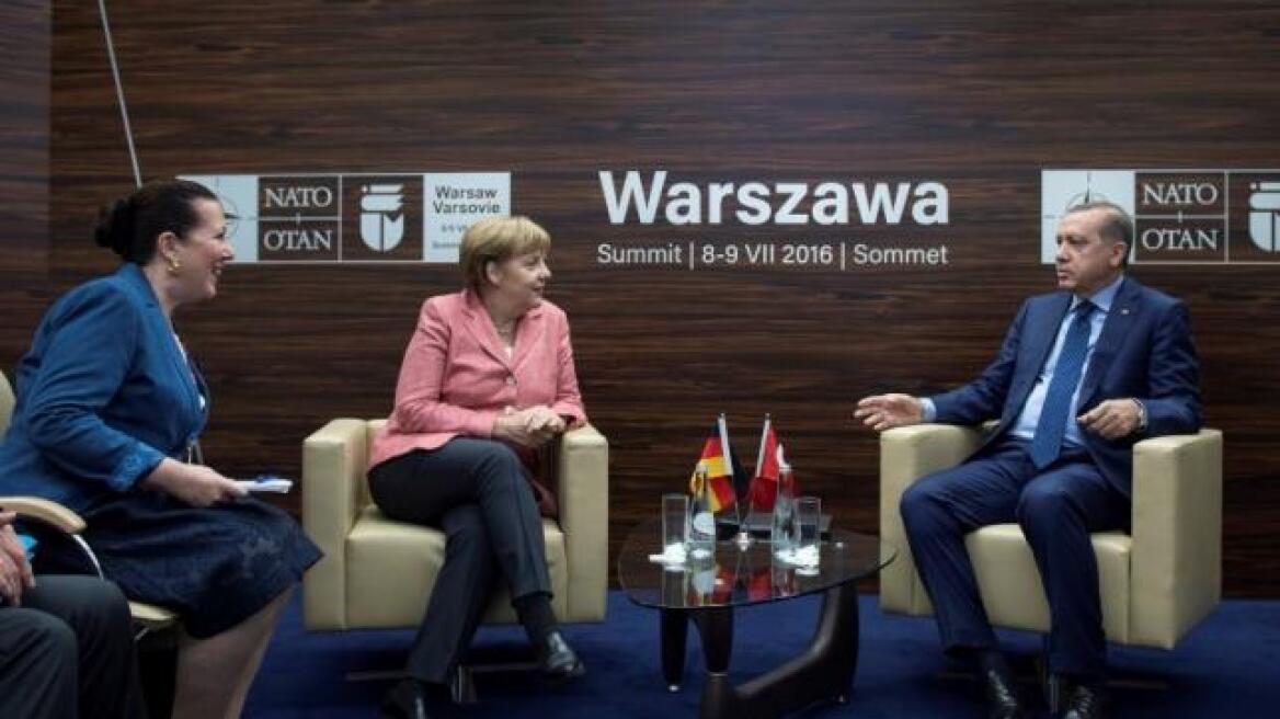 Συνάντηση Μέρκελ-Ερντογάν για το προσφυγικό και τις γερμανο-τουρκικές διαφορές
