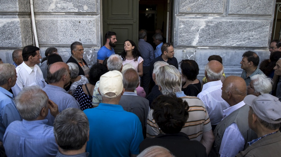 Πείτε στους υπουργούς να μην χαμογελάνε: Η οργισμένη επιστολή συνταξιούχου στον Παυλόπουλο