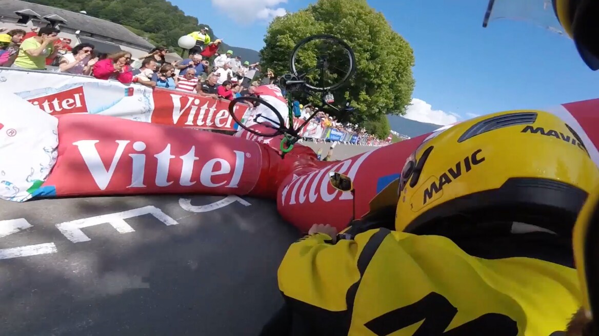 Βίντεο: Χάος στο Tour de France από μια φουσκωμένη αψίδα που κατέρρευσε
