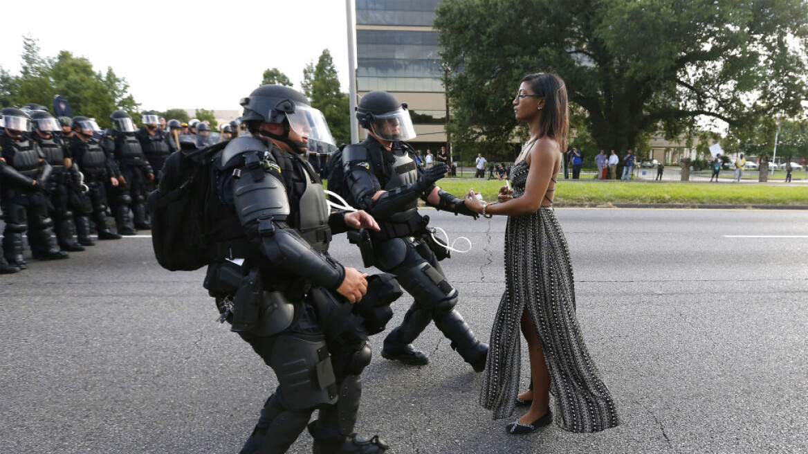 H φωτογραφία-σύμβολο των διαδηλώσεων κατά της αστυνομικής βίας στις ΗΠΑ