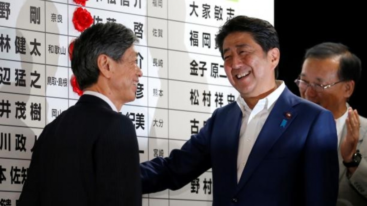 Ιαπωνία: Σαρωτική νίκη για το κυβερνών κόμμα και τον Σίνζο Άμπε στις εκλογές