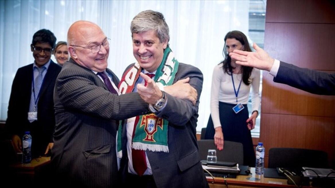 Με κασκόλ της εθνικής του ομάδας εμφανίστηκε στο Eurogroup ο Πορτογάλος ΥΠΟΙΚ!