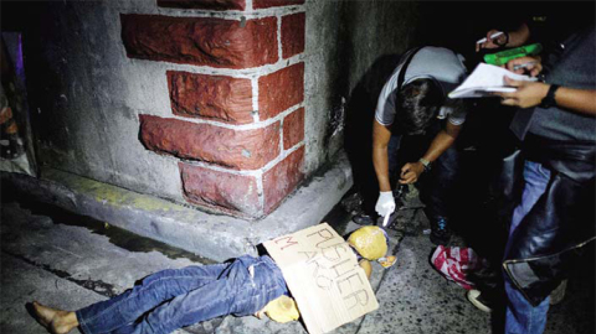 Σκληρές εικόνες: Πολίτες βεβήλωσαν τη σορό εμπόρου ναρκωτικών!