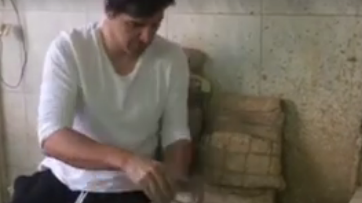 Ο Σάκης Ρουβάς δοκιμάζει το ταλέντο του στην αγγειοπλαστική