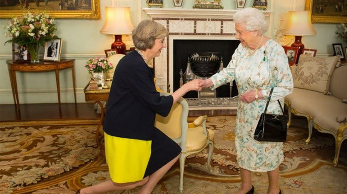Η βασίλισσα… έχρισε νέα πρωθυπουργό της Βρετανίας την Τερέζα Μέι