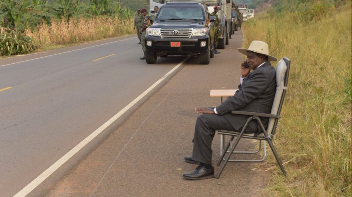 Φωτογραφία: Ο πρόεδρος της Ουγκάντα τηλεφωνεί και το Twitter «παραληρεί»!